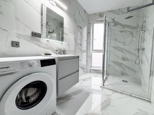 Julia Airport Apartament with Private Parking