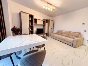 Julia Airport Apartament with Private Parking