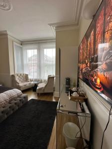 5 min from the beach O2 academy shared bathroom and kitchen