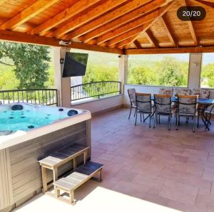 Dvori Stipanovi with heated pool and jacuzzi