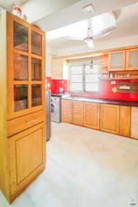 Cozy 1BHK Apartment Near Beach