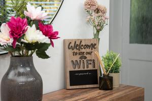 Stylish 3 Bed House, Free Parking, Close to M4 Newport