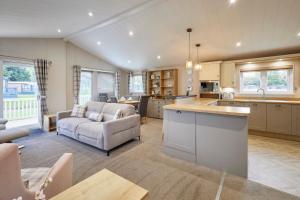 Kinship Lodge with Hot Tub