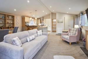 Kinship Lodge with Hot Tub