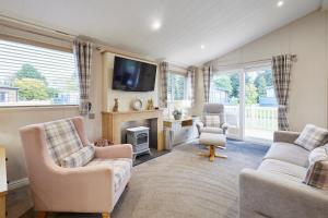 Kinship Lodge with Hot Tub