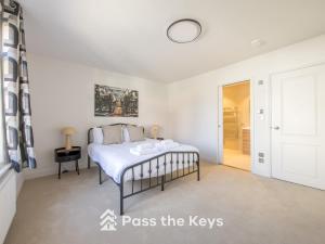 Pass the Keys Spacious Newly Renovated Flat in Charming Village