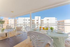 Bright 2-Bedroom Apartment with Terrace and Parking near the Beach