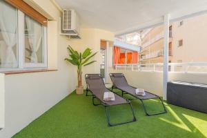 2-Bedroom Apartment with Terrace & Parking, 3 Min from Beach