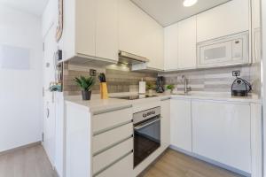 2-Bedroom Apartment with Terrace & Parking, 3 Min from Beach
