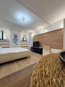 Gojdu Studio by the River