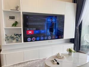 Hommit - Căn hộ 1 phòng ngủ, 2 giường, 1 WC view hồ, máy chiếu, tivi lớn, đồ bếp đầy đủ, máy giặt sấy, Tòa Masteri A - Vinhomes Smartcity Tây Mỗ