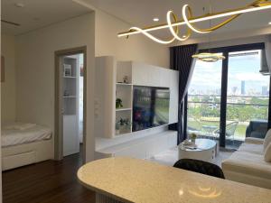 Hommit - Căn hộ 1 phòng ngủ, 2 giường, 1 WC view hồ, máy chiếu, tivi lớn, đồ bếp đầy đủ, máy giặt sấy, Tòa Masteri A - Vinhomes Smartcity Tây Mỗ