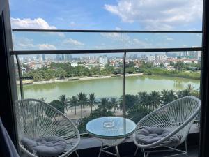 Hommit - Căn hộ 1 phòng ngủ, 2 giường, 1 WC view hồ, máy chiếu, tivi lớn, đồ bếp đầy đủ, máy giặt sấy, Tòa Masteri A - Vinhomes Smartcity Tây Mỗ