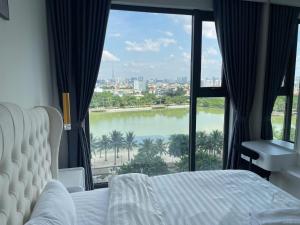 Hommit - Căn hộ 1 phòng ngủ, 2 giường, 1 WC view hồ, máy chiếu, tivi lớn, đồ bếp đầy đủ, máy giặt sấy, Tòa Masteri A - Vinhomes Smartcity Tây Mỗ