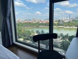 Hommit - Căn hộ 1 phòng ngủ, 2 giường, 1 WC view hồ, máy chiếu, tivi lớn, đồ bếp đầy đủ, máy giặt sấy, Tòa Masteri A - Vinhomes Smartcity Tây Mỗ