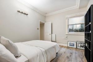 Three bedroom Duplex flat in Sloane Square w communal garden