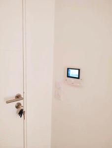 Opposite Metro 14, Cozy Guest Room with Garden & Free Parking, 5 min Orly Airport, 7 min Paris