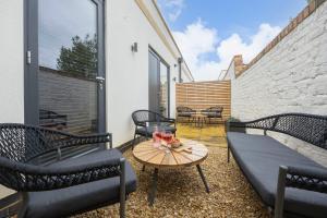 Elliot Oliver - Stunning 4 Bedroom Home with Parking in Cheltenham