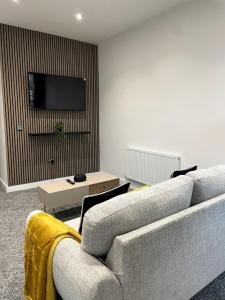 Exclusive Limited Offer! Beautiful Bright Two Bedroom City Centre Home - Arboretum Retreats