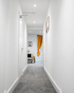 Exclusive Limited Offer! Beautiful Bright Two Bedroom City Centre Home - Arboretum Retreats