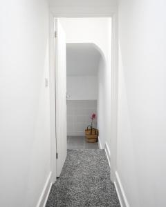 Exclusive Limited Offer! Beautiful Bright Two Bedroom City Centre Home - Arboretum Retreats