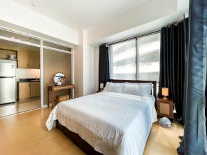 corner 1BR unit with city view Avant at The Fort