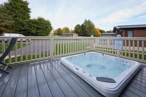Gleneagles Lodge with Hot Tub