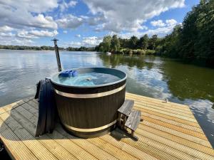 Houseboat Marina Mookerplas 4-6 persoons (met hottub en dakterras)