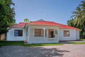 ECO-LUXURY 4 bedroom House Near Bofa Beach