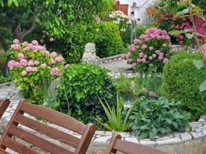 Family-friendly apartments with swimming pool Mundanije, Rab - 5076