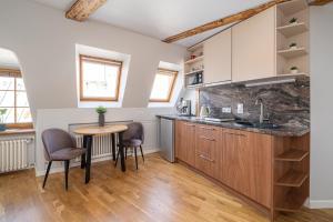 Old Town Gem - Rooftop Studio - By Innorental