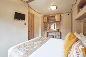 Brooksbank Lodge with Hot Tub