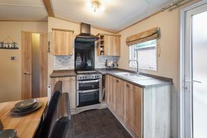 Brooksbank Lodge with Hot Tub