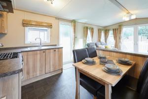 Brooksbank Lodge with Hot Tub