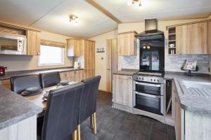 Brooksbank Lodge with Hot Tub