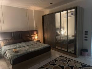 شقة فندقية بغرفتين قرب مول مصر وميدان جهينة