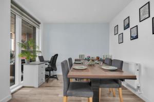 Modern 3BR Flat in Peckham, 2 Baths, Free Parking
