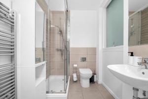 Modern 3BR Flat in Peckham, 2 Baths, Free Parking