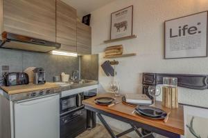 Slow Chalet des Bois 7 min walk from slopes Nordic Alpine Mountain view