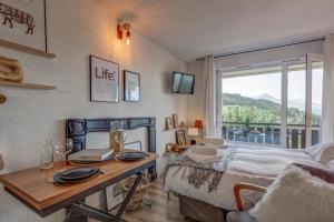 Slow Chalet des Bois 7 min walk from slopes Nordic Alpine Mountain view