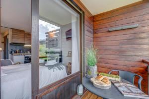 Slow Chalet des Bois 7 min walk from slopes Nordic Alpine Mountain view