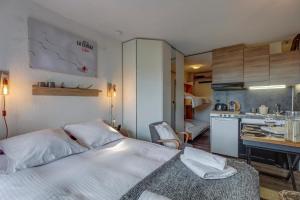 Slow Chalet des Bois 7 min walk from slopes Nordic Alpine Mountain view
