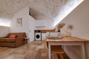 Atypical studio Old town Villeune-Loubet - BENAKEY