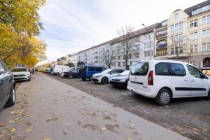 75qm Oase für Gruppen, Parklage, Parkplätze, Küche, FreeTV, Arbeitsplatz, schnelles Internet, zentral, ruhig, Direktanbindung BER und HBF