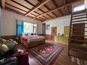 Homestay with Book Cafe in Jibhi