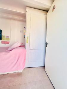 Habitación con baño y cocina