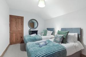 LuxeVille I Serene 3BR Apartment with Private Courtyard I LongTerm RatesI ParkingI WiFi