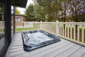 Brackencroft Lodge with Hot Tub