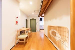 Just a short walk 心斎橋 Glico Sign 1min 道頓堀30-second 黒門市場 難波駅 Dotonbori Guesthouse 松の阁