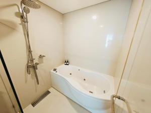 Downtown, Cozy 1BR, 48sqm, Middle of ThongLo, High Floor, Pool, Gym, Fast Wifi